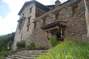 古老石砌建筑与周边绿植