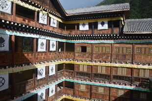 传统多层木质建筑庭院