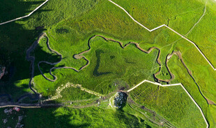 空中俯瞰翠绿蜿蜒山地