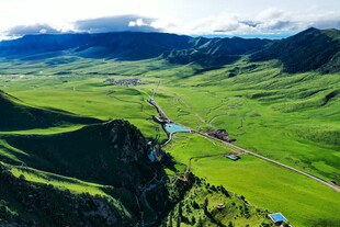 广袤草原山谷壮丽风光