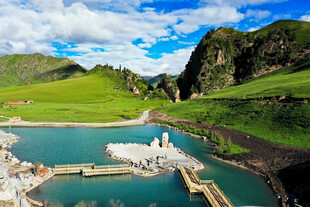 高山湖畔的美丽建筑景观