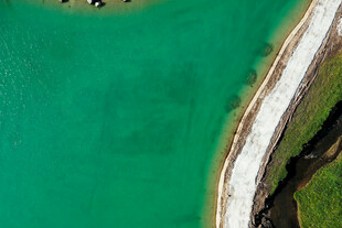 翠绿湖水与岸边景致