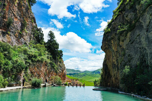 峡谷碧水间的自然美景