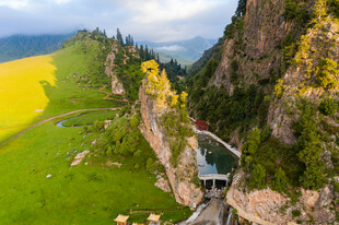 山间峡谷中的壮美风景
