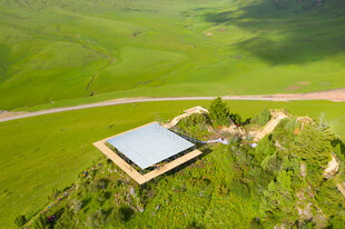 山顶小屋俯瞰绿野风光