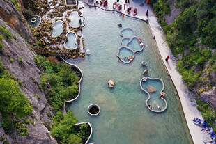 峡谷中的水上蜿蜒乐园