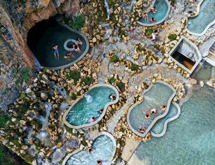 空中俯瞰美丽度假泳池景观