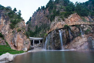 山间瀑布下的壮丽水坝景观
