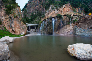 山间瀑布下的静谧水域