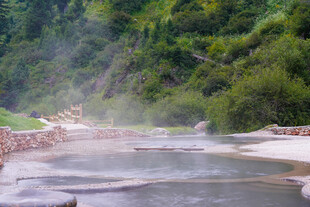 山间温泉池 氤氲自然景
