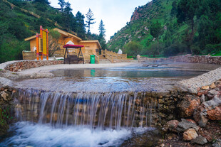 山间流水景观 自然之美