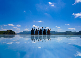 天空之镜上的欢乐团队