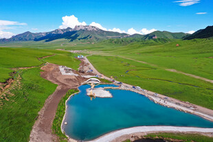 高山下的碧绿湖泊与草地