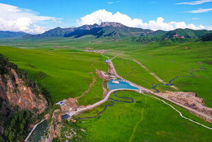 草原河谷壮丽风光