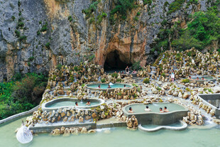 天然温泉胜地 游客云集