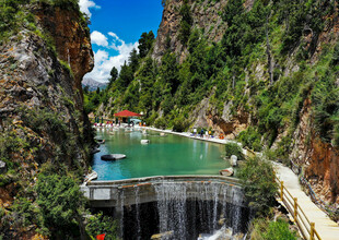 山间绿水旁的壮观水坝