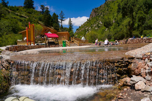 山间溪流旁的休闲游玩地