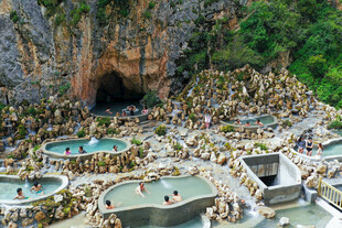 壮观天然溶洞温泉景观