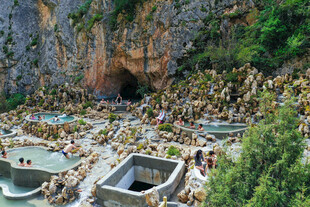 山间洞穴旁的别致泳池景观