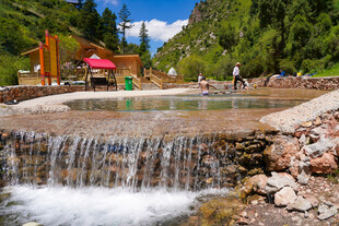 山间溪流旁的休闲好去处