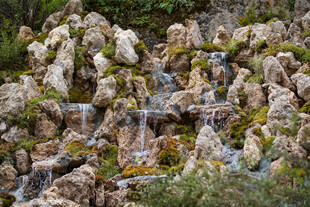 山间石上潺潺流水景观