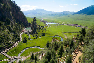山间绿野蜿蜒河流美景