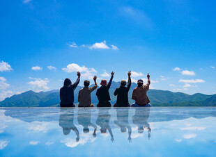 团队在美景前欢呼庆祝