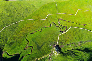航拍山间蜿蜒公路美景