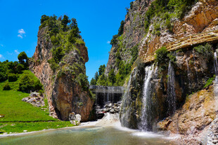 山间飞瀑与奇特岩石景观
