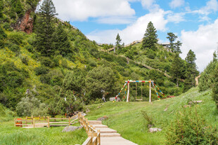 山间绿野中的休闲步道