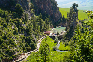 山间翠绿河谷美景