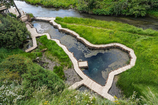 蜿蜒河畔的自然景观步道