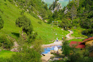 山间翠绿美景中的休闲之地