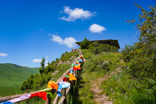 山间徒步队伍攀登至小屋