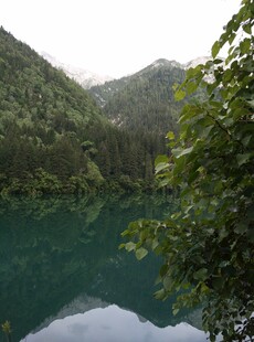 青山环抱的静谧幽蓝湖泊