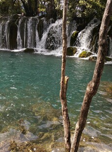 山间清澈瀑布下的幽美水潭