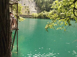 山间碧湖旁的木质观景台
