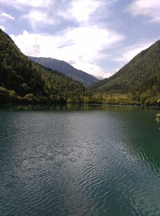 青山环绕的静谧湖泊