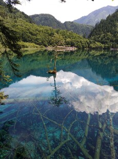 梦幻蓝湖 山林倒影之美