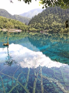 梦幻蓝湖 山水间的自然画卷