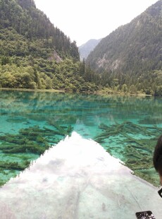 泛舟赏幽蓝澄澈山间湖