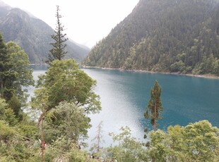 秀丽山间蓝湖风景