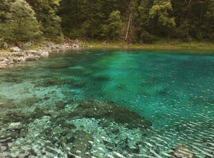 清澈碧绿的山间幽美湖泊
