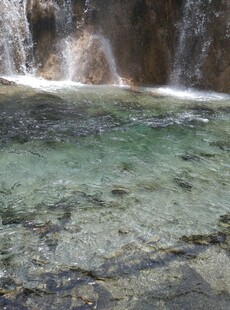 清澈见底的山间溪流