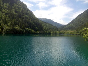 青山环抱的碧绿湖泊