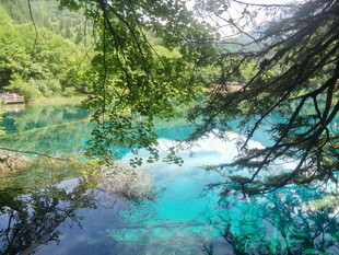 梦幻般的翠绿山川湖泊