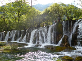 山间秀丽瀑布景观