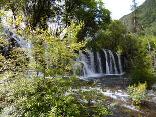 山林间的秀丽瀑布景观
