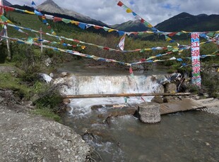 山间溪流旁的五彩经幡