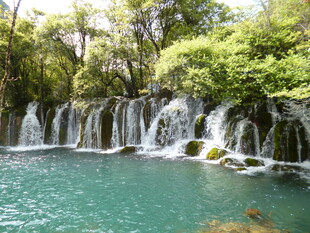 秀丽山间瀑布下的清潭